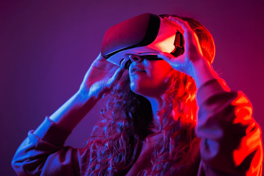 Vrouw kijkt door VR-bril, een voorbeeld van onze veranderende wereld